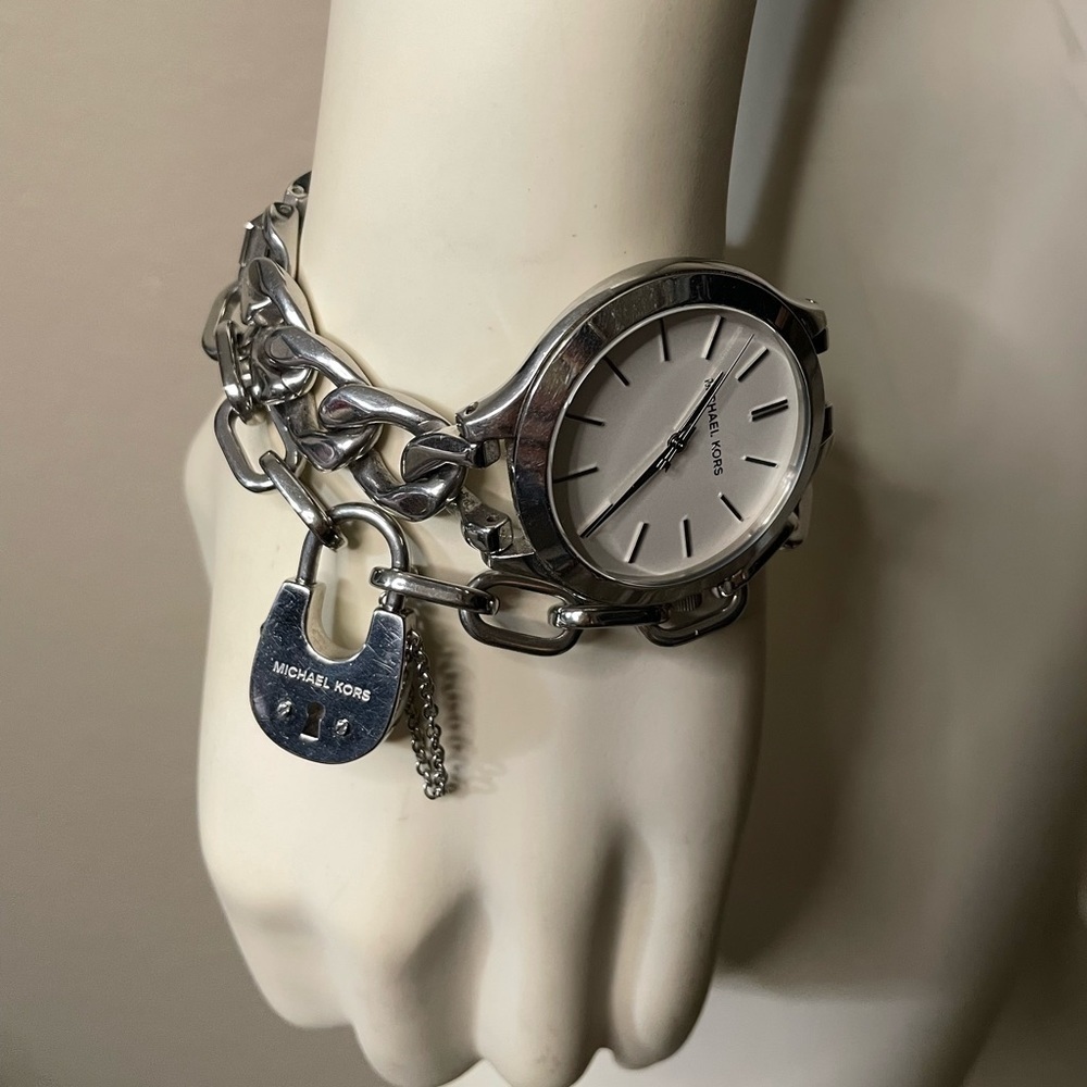 Michael Kors Watch Silver Chain Watch MK Silver Watch comes w/Box⌚️New Battery - Picture 9 of 13